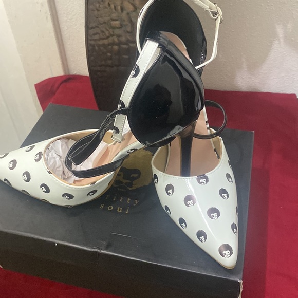 Black and white heels 👠 - Picture 4 of 5